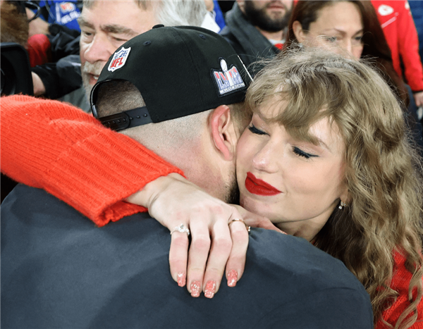  Taylor Swift hugging Travis Kelce